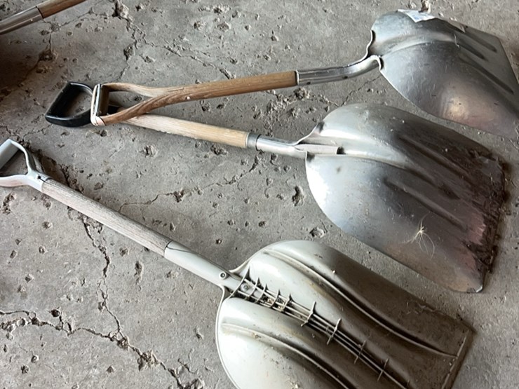 (3)-grain-shovels,-two-are-aluminum,-one-is-plastic-image-7