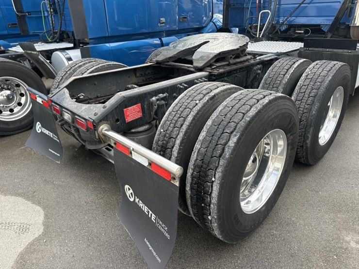 2020-volvo-10-image-16