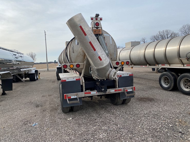 #500-•-2012-northern-8,500-gallon-semi-manure-tanker-(has-wi-title)-(waupun,-wi)-image-11