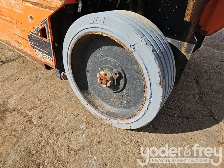 2017-jlg-1932r-image-16