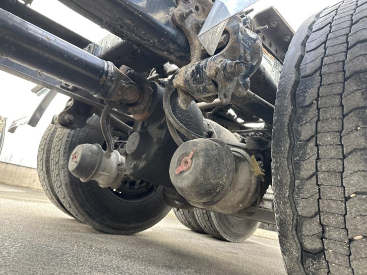 2012-volvo-10-image-35