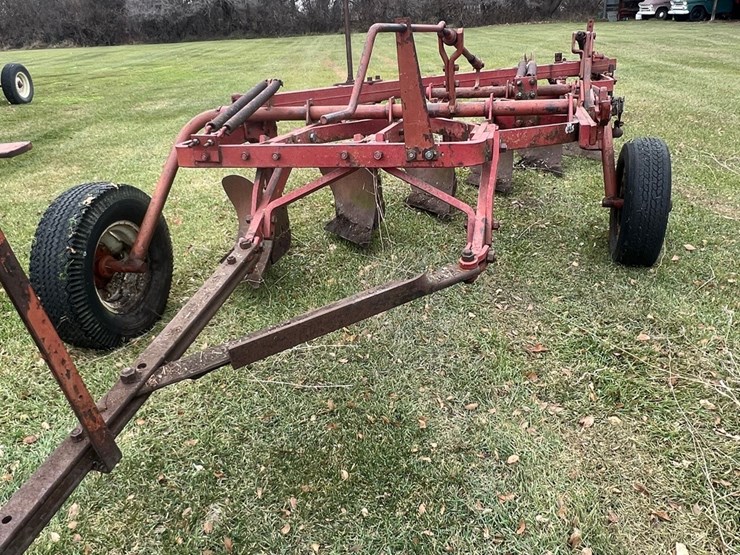 lot-16.-ih-6x14-trip-beam-plow-w/-packer-image-2