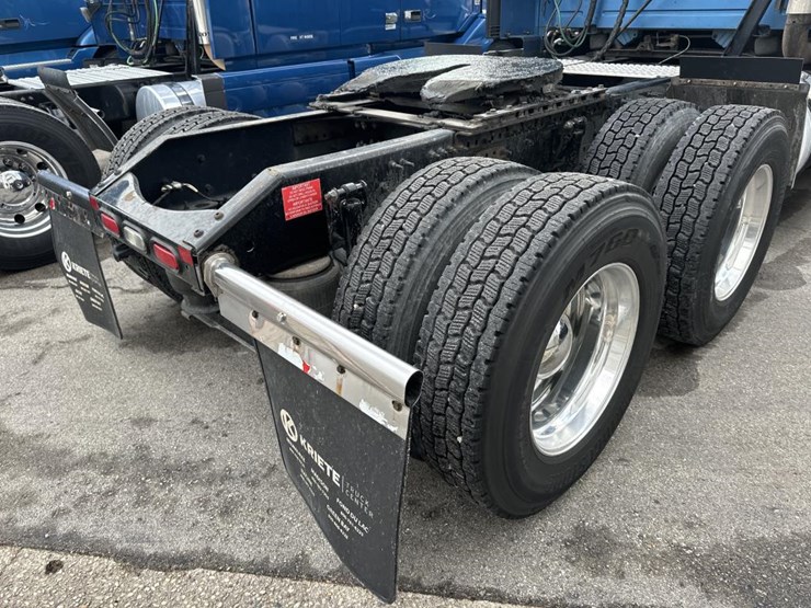 #2231-•-2016-volvo-vnl-sleeper-cab-semi-image-16