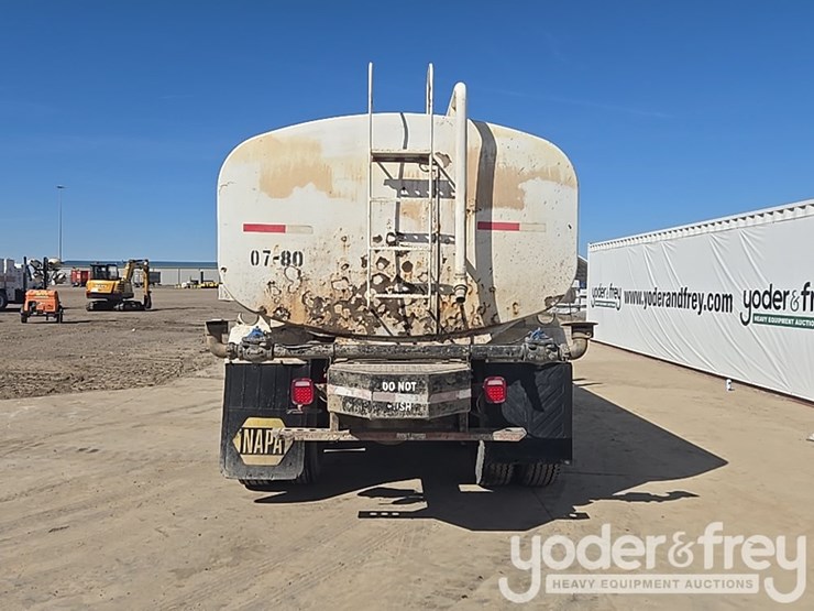 2017-freightliner-m2-106-image-4