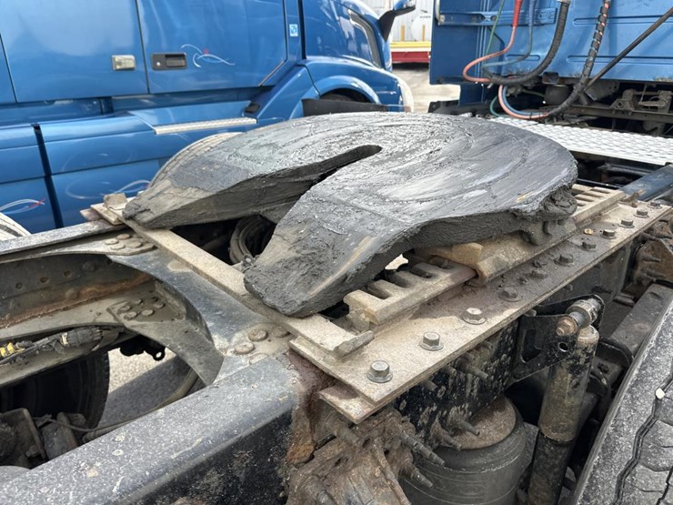 2012-volvo-10-image-24