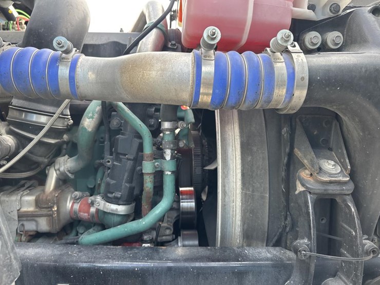 2012-volvo-10-image-32