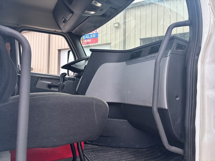 2018-freightliner-cascadia-126-image-34