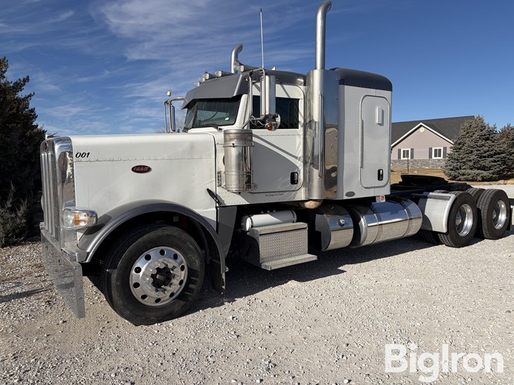 2013-peterbilt-388-image-1