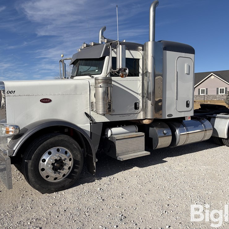 2013 PETERBILT 388