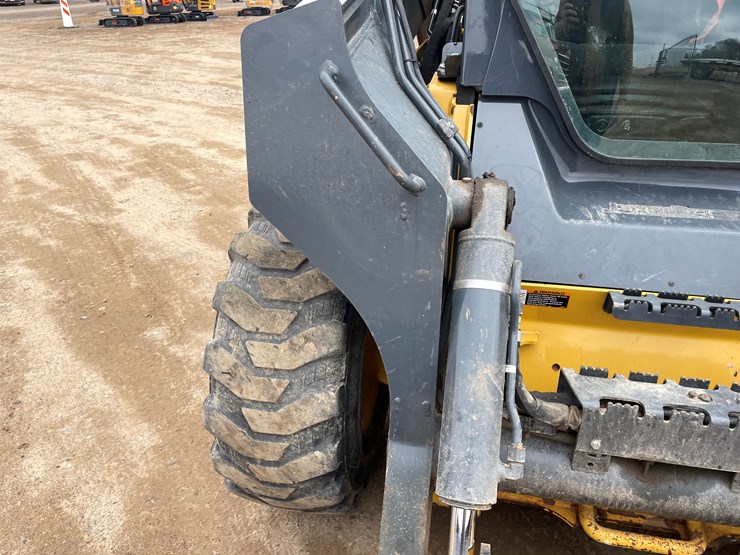 2019-john-deere-332-image-9