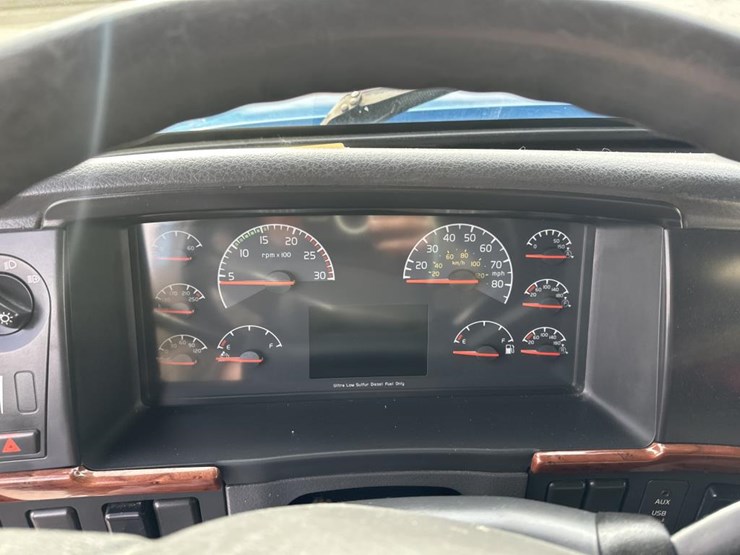 2012-volvo-10-image-44