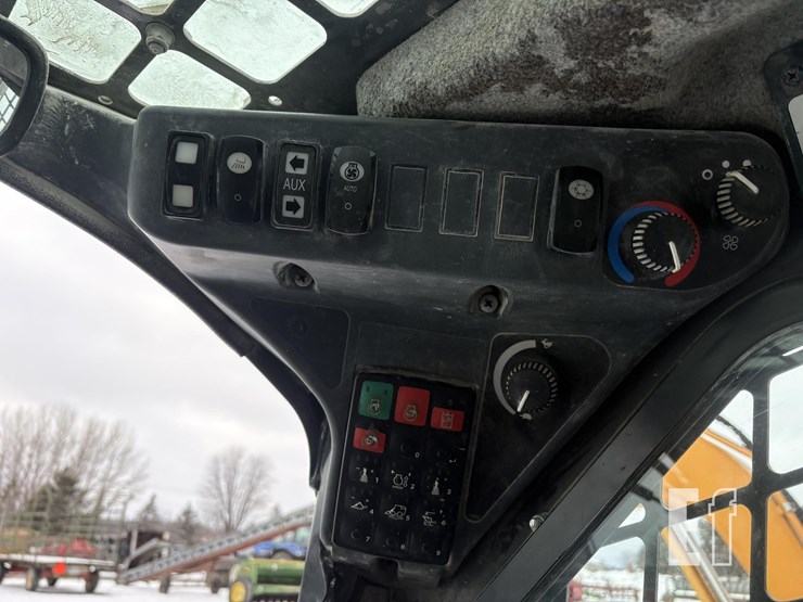 2020-deere-320g-image-21