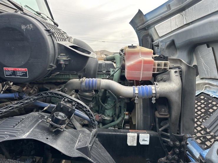 2018-volvo-10-image-31