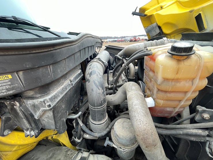 #1030-•-2011-international-truck-tractor-(has-mn-title)-image-15