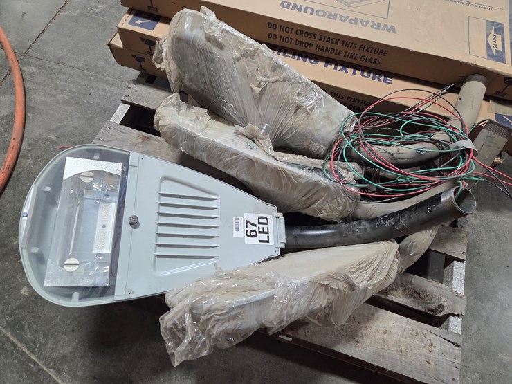 #5391-•-(4)-streetlights,-(3)-ceiling-fixtures-image-2