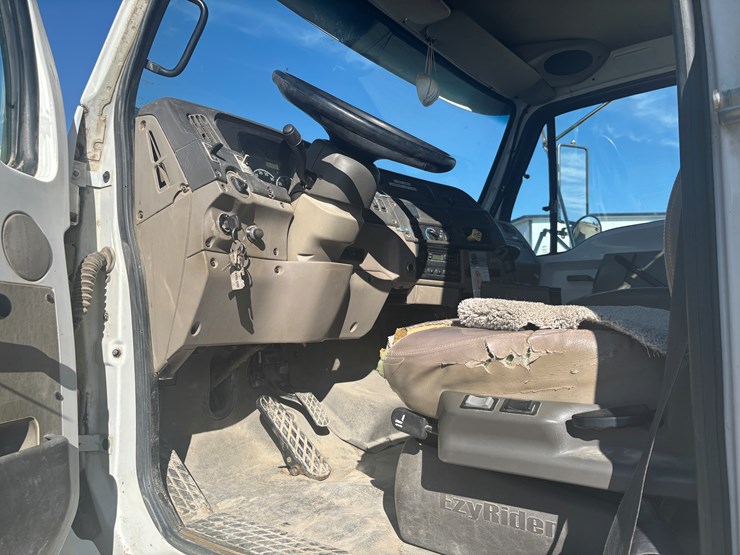 2005-sterling-lt8500-image-23