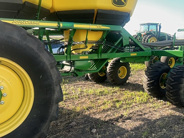 2018-john-deere-1910-image-232