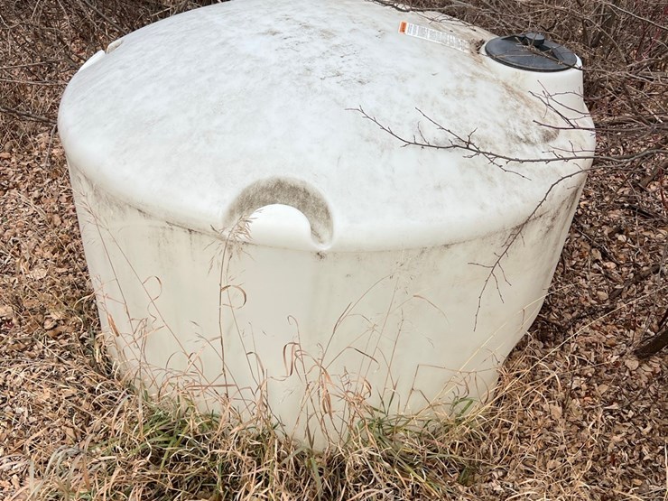lot-43.-450-gallon-poly-tank-designed-for-back-of-pickup-image-3