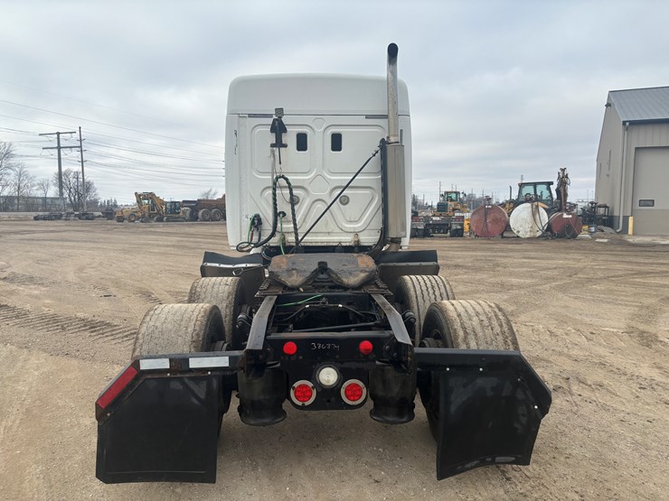 2016-freightliner-cascadia-113-image-3