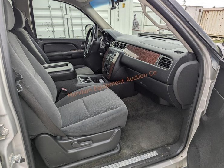 2007-chevrolet-suburban-image-18