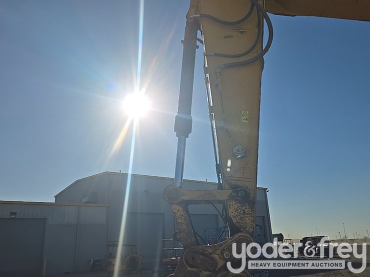 2016-caterpillar-335fl-image-32