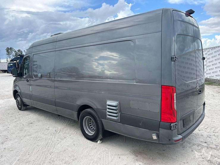 2021-mercedes-benz-sprinter-4500-image-4