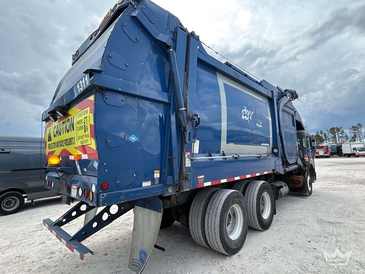 2017-peterbilt-320-image-3