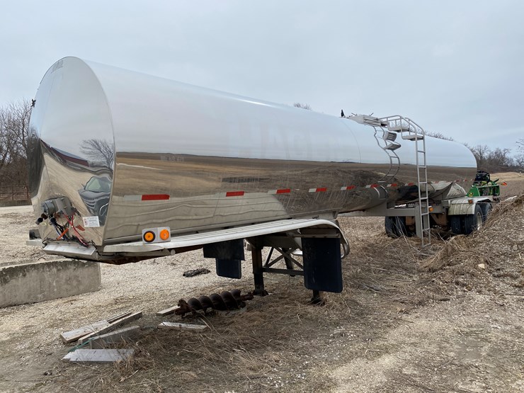 #540-•-2003-st+e-fab-insulated-6,200-gallon-tanker-trailer-(wi-title-in-delay)-(watertown,-wi)-image-1