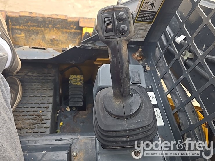 2021-deere-317g-image-61