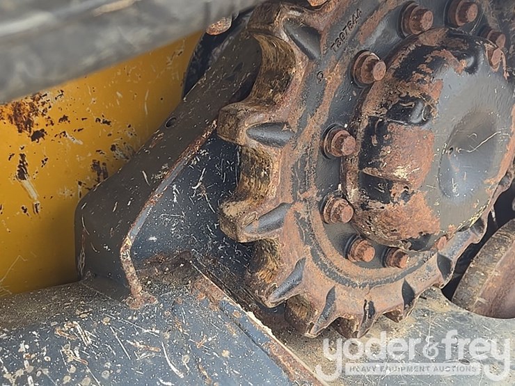 2021-deere-317g-image-11