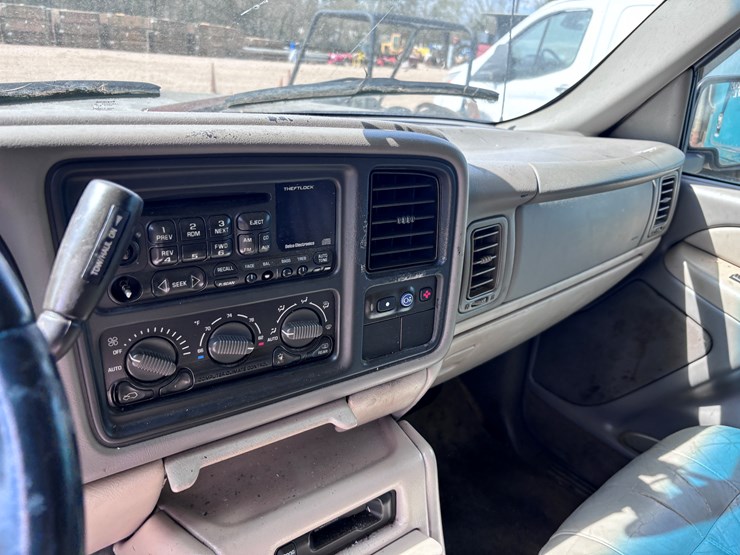 2002-chevrolet-suburban-image-10