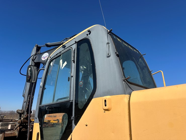 new-holland-eh215-image-11