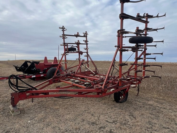 lot-30.-28’-vibrashank-cultivater,-trips-are-all-tight,-was-used-in-front-of-press-drill-image-4