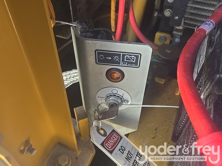 2016-caterpillar-335fl-image-60