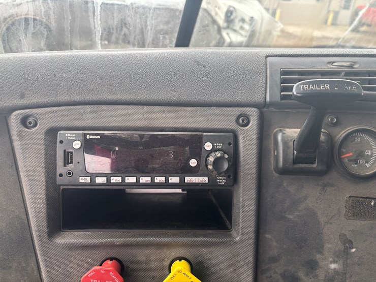 2016-freightliner-cascadia-113-image-34