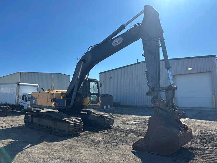 new-holland-eh215-image-7