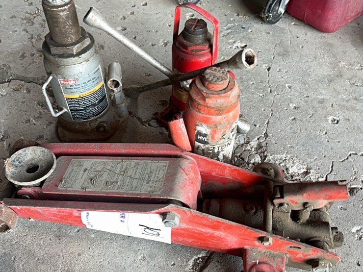 one-floor-jack,-also-three-good-hydraulic-bottle-jacks,-two-are-20-ton,-one-is-12-ton-image-2
