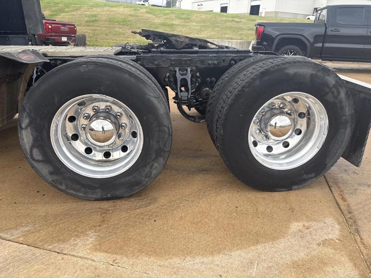 2019-peterbilt-579-image-56