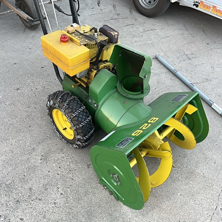 John Deere model 826 snowblower, nice shape, low time, stored inside, electric start