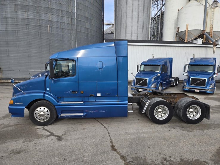 2003-volvo-10-image-2