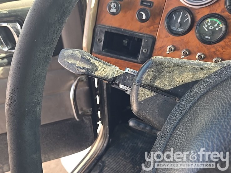 2009-peterbilt-335-image-68