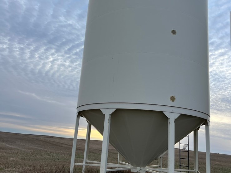 lot-44.-3,000-bu.-meridian-hopper-bin-image-2