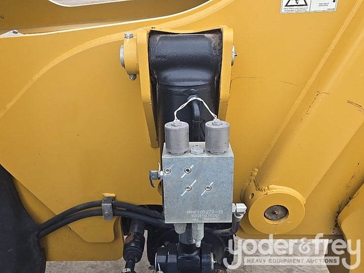 2018-caterpillar-tl1055d-image-18