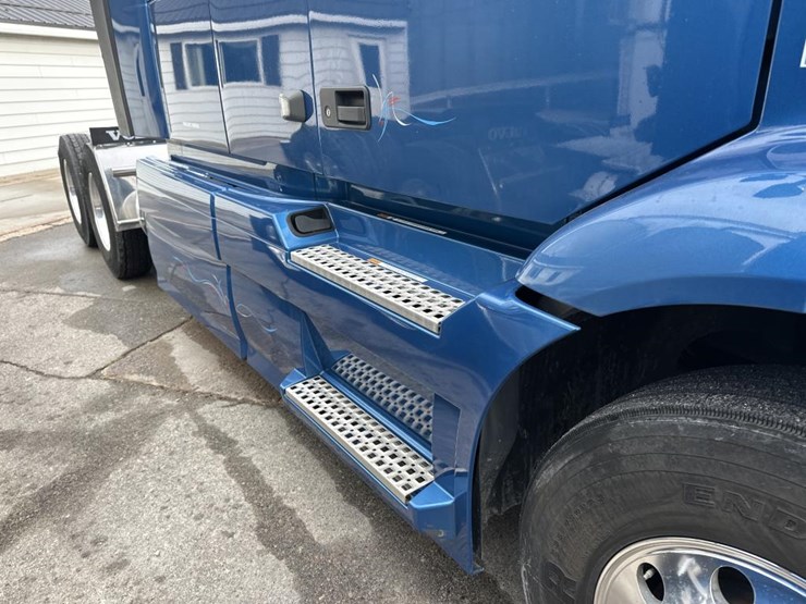 2019-volvo-10-image-21