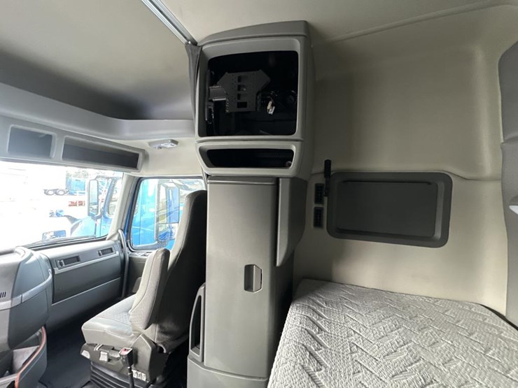 #2225-•-2024-volvo-vnl-sleeper-cab-semi-truck-tractor-image-54