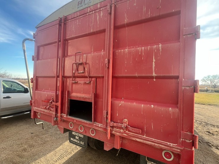 lot-12.-1981-ih-tandem-twin-screw-grain-truck,-very-good-19’-strong-box-and-hoist,-roll-tarp,-466-diesel,-5+4-
vin-af195bca10481-image-23