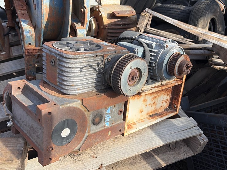 #81-•-pallet-miscellaneous,-including-vintage-paint,-shaker-hose-reel,-right-angle-gearbox-image-4