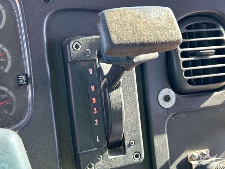 2011-freightliner-b2-image-16