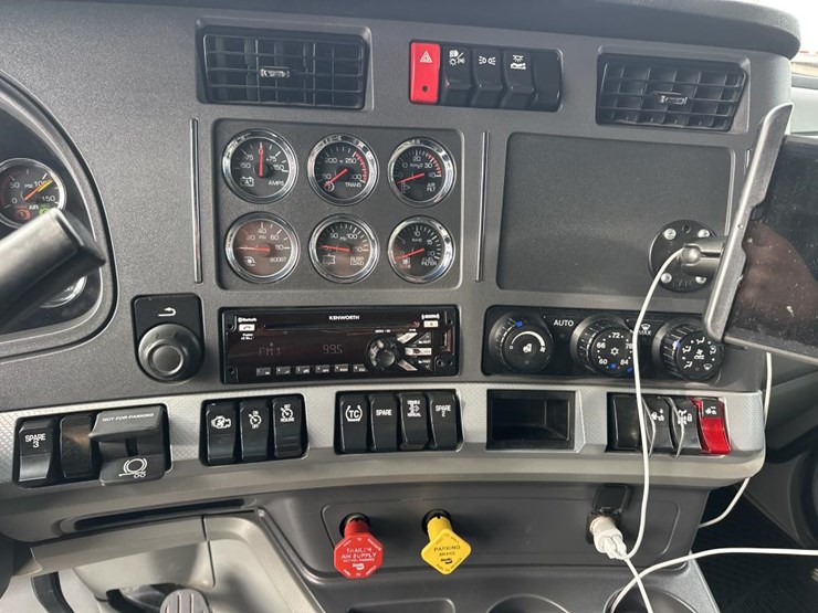 2020-kenworth-t680-image-42