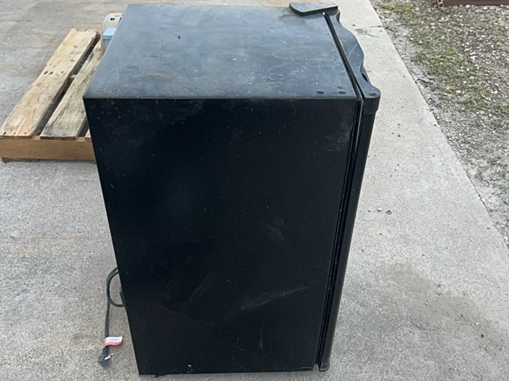 fridge-for-dorm-room,-dryer-shack,-shop,-etc.,-works-good-image-15